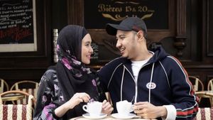 Pose Kartika Putri Masak hingga Ngopi Bareng Suami