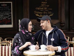 Pose Kartika Putri Masak hingga Ngopi Bareng Suami