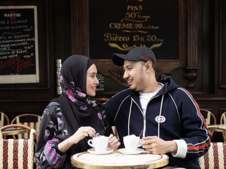 Pose Kartika Putri Masak hingga Ngopi Bareng Suami