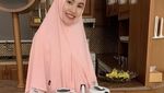 Pose Kartika Putri Masak hingga Ngopi Bareng Suami