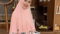 Begini gaya Kartika ketika ingin membuat smoothies. Ia menyiapkan bahan berupa wortel, brokoli, pisang, buah naga, hingga apel. Foto: Instagram @kartikaputriworld