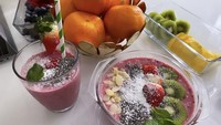 Kartika sering membuat smoothies di rumah. Smoothies terbuat dari aneka jus dan topping buah segar, seperti kiwi dan stroberi. Foto: Instagram @kartikaputriworld