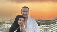 Kartika Putri dan sang suami diketahui sedang menunaikan ibadah haji. Saat berada di sana ia juga diduga menyindir para selebriti yang membuat konten di eskalator Masjidil Haram. Foto: Instagram @kartikaputriworld