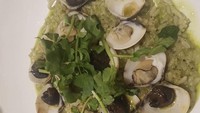 Kartika menikmati makanan di restoran juga diunggah. Ia menikmati seporsi risotto dengan saus pesto dan topping kerang.Foto: Instagram @kartikaputriworld