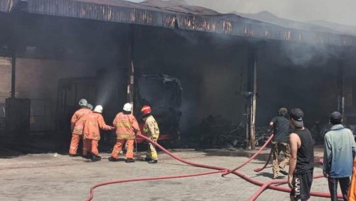 Kebakaran Bengkel Bus Damri di Jalan Jagir Sidosermo Surabaya padam.