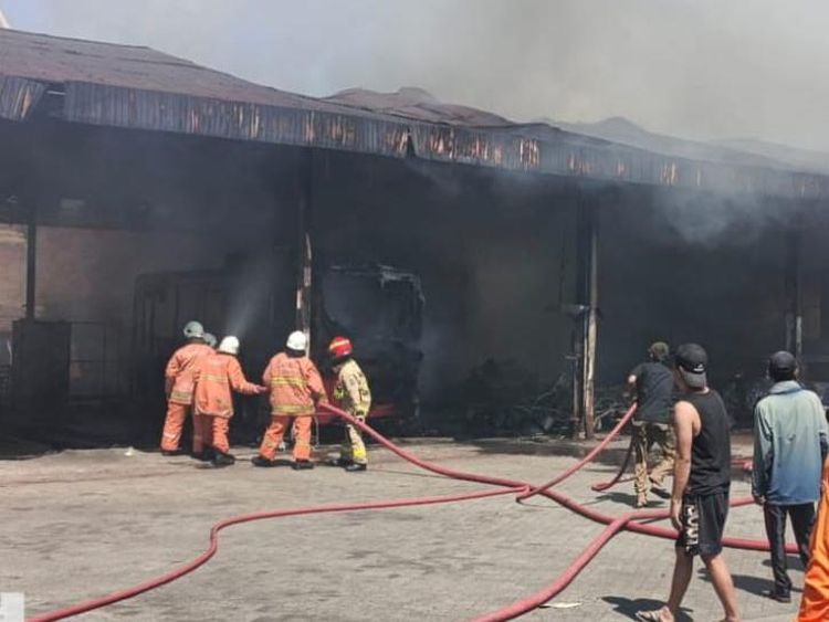 Potret Kebakaran Bengkel Bus Damri Hanguskan 1 Bus Listrik, 4 Mobil dan 2 Motor