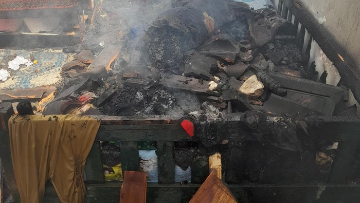 Kebakaran di rumah warga Blitar yang hanguskan uang belasan juta rupiah.