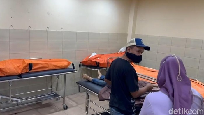 Isak tangis keluarga korban Pajero menyeruduk truk di Tol Semarang-Batang saat melihat jenazah korban di RSI Weleri Kendal, Sabtu (22/6/2024).