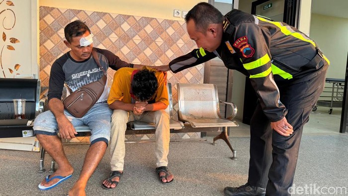 Isak tangis keluarga korban Pajero menyeruduk truk di Tol Semarang-Batang saat melihat jenazah korban di RSI Weleri Kendal, Sabtu (22/6/2024).