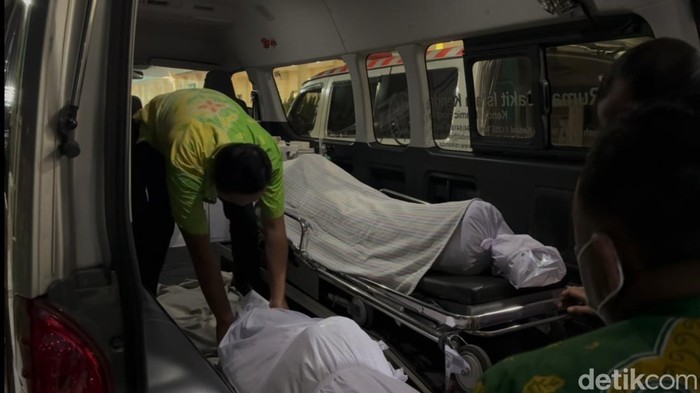Ambulans yang membawa 4 jenazah korban kecelakaan Pajero menabrak truk di Tol Semarang-Batang diberangkatkan dari RSI Weleri Kendal, Sabtu (22/6/2024) malam.