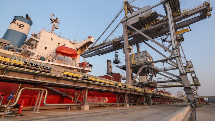 Kedatangan perdana konsentrat tembaga PTFI di Gresik Suasana bongkar muat konsentrat tembaga di Smelter PT Freeport Indonesia (PTFI) di Kawasan Ekonomi Khusus Java Integrated and Industrial Port Estate (KEK JIIPE), Gresik, Jawa Timur, Jumat (21/6/2024). PTFI menerima pengiriman perdana sebanyak 12 ribu ton konsentrat tembaga dari Kabupaten Timika untuk pasokan smelter yang diperkirakan mulai beroperasi pada Juni 2024. ANTARA FOTO/Rizal Hanafi/aww.
