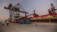 Sejumlah pekerja melintas saat proses bongkar muat konsentrat tembaga di Smelter PT Freeport Indonesia (PTFI) di Kawasan Ekonomi Khusus Java Integrated and Industrial Port Estate (KEK JIIPE), Gresik, Jawa Timur, Jumat (21/6/2024).