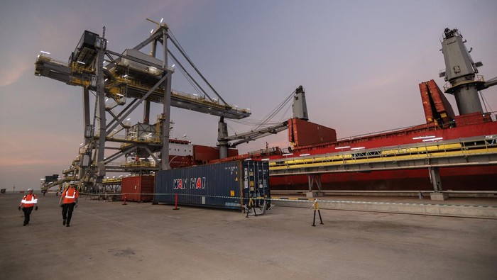 Kedatangan perdana konsentrat tembaga PTFI di Gresik Suasana bongkar muat konsentrat tembaga di Smelter PT Freeport Indonesia (PTFI) di Kawasan Ekonomi Khusus Java Integrated and Industrial Port Estate (KEK JIIPE), Gresik, Jawa Timur, Jumat (21/6/2024). PTFI menerima pengiriman perdana sebanyak 12 ribu ton konsentrat tembaga dari Kabupaten Timika untuk pasokan smelter yang diperkirakan mulai beroperasi pada Juni 2024. ANTARA FOTO/Rizal Hanafi/aww.