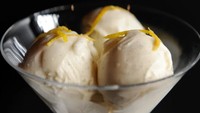 Chef Daniel Angerer memiliki resep keju yang paling aneh di dunia. Ia menggunakan air susu istrinya untuk difermentasi juga diolah menjadi es krim. Foto: CNN Travel