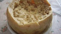 Tak lain, tak bukan. Casu marzu populer sebagai keju paling menjijikkan. Keju asal Italia ini mengandung belatung untuk proses fermentasi. Foto: CNN Travel
