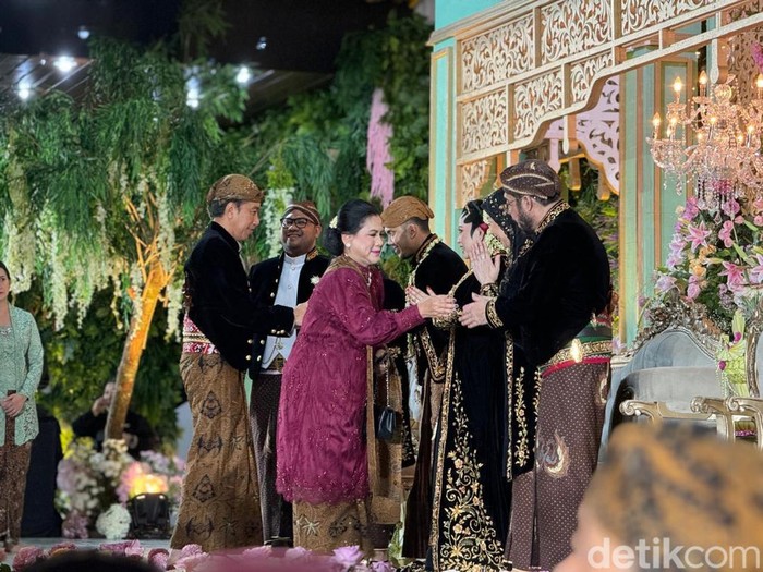 Keluarga Jokowi menghadiri resepsi pernikahan putra Anwar Usman dan Idayati di Kota Solo, Sabtu (22/6/2024) siang.