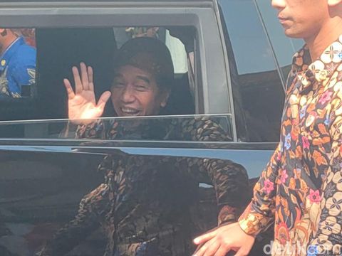 Keluarga Jokowi menghadiri resepsi pernikahan putra Anwar Usman dan Idayati di Kota Solo, Sabtu (22/6/2024) siang.