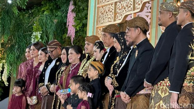 Keluarga Jokowi menghadiri resepsi pernikahan putra Anwar Usman dan Idayati di Kota Solo, Sabtu (22/6/2024) siang.