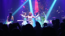 Kemeriahan Pagelaran Musik S3nyamanMungkin di M Bloc