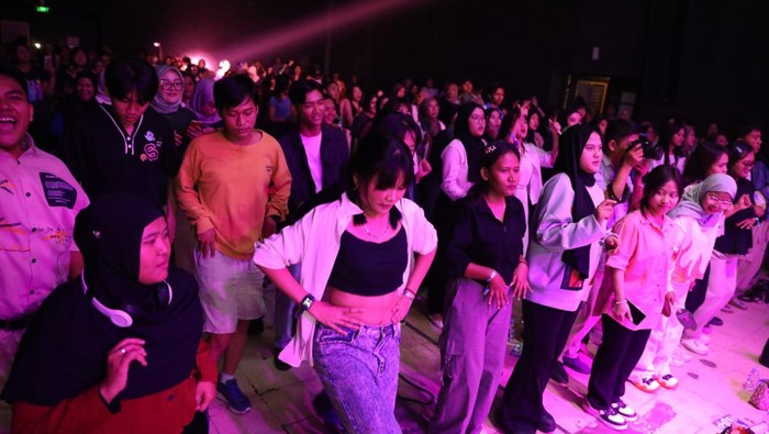 LINE Bank by Hana Bank (LINE Bank) bersama komunitas Friday Noraebang kembali menggelar acara pagelaran musik sebagai wujud apresiasi untuk Nasabah setia. Pagelaran musik berlangsung meriah dengan dihadiri ratusan Nasabah LINE Bank dan undangan di M Bloc Live House, Jakarta Selatan (21/06/2024).