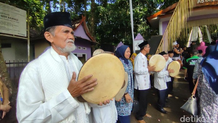 Kesenian Genjring Ronyok saat tampil di sebuah acara di Astana Gede Kawali.