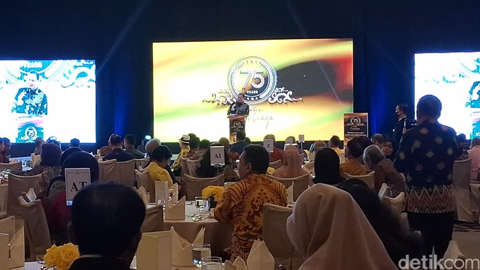 Ketum Golkar Airlangga Hartarto di acara HUT ke-75 sekaligus peluncuran buku Wakil Ketua Dewan Pembina Partai Golkar, Theo L Sambuaga. (Anggi Muliawati/detikcom)