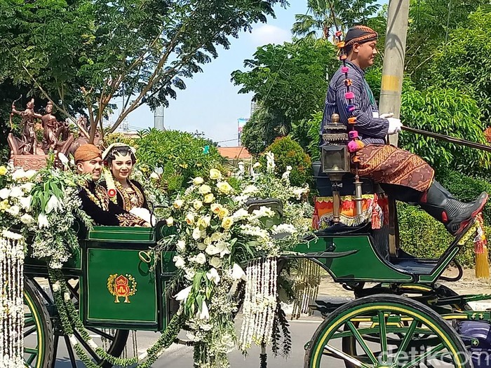 Kirab pernikahan putra Anwar Usman dan Idayati adik Jokowi, Adityo Rimbo Galih Samudro, dengan Aisyah Nooratisya, di Jalan MT Haryono, Manahan, Kota Solo, Sabtu (29/6/2024) siang.