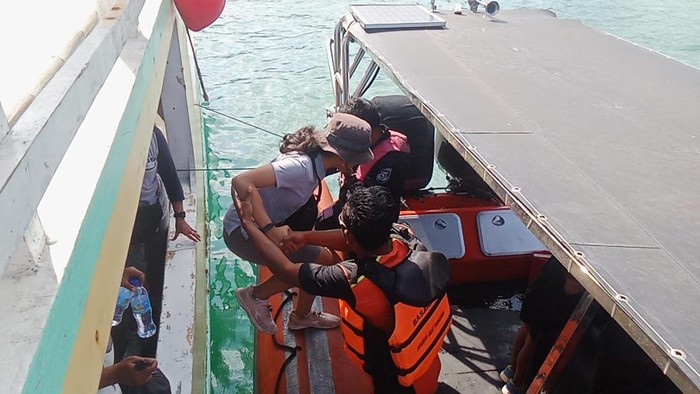 Evakuasi wisatawan penumpang KM Hancur Karena Hobi 02 yang tenggelam di perairan Pulau Padar, Sabtu (22/6/2024).