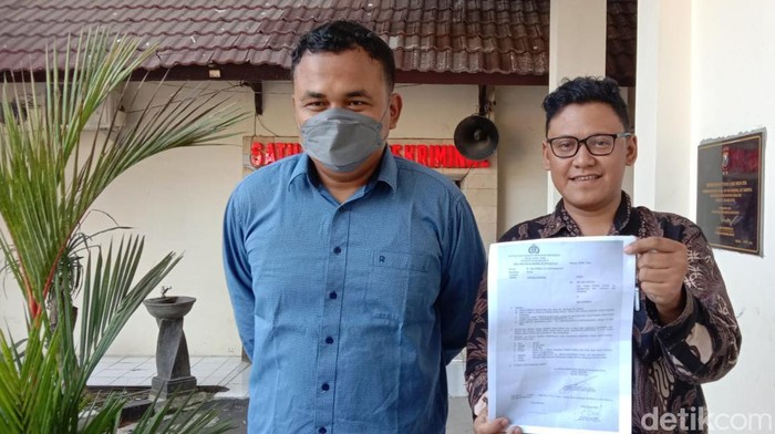 Korban dugaan penipuan penggelapan Seiko Adam (kanan) didampingi kuasa hukumnya.