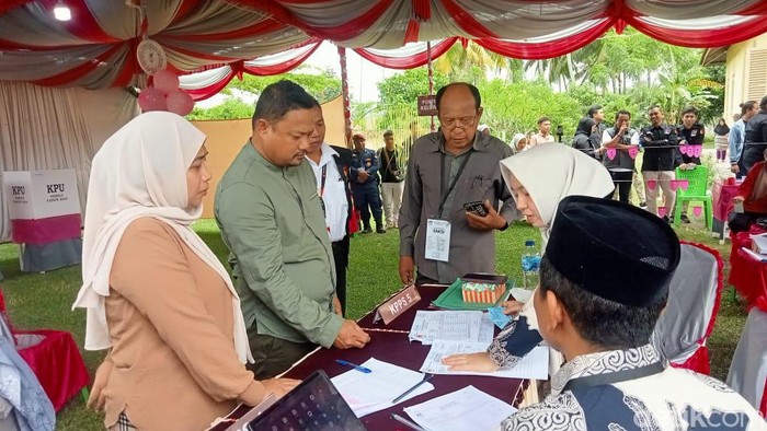 KPU Kabupaten Gorontalo, melaksanakan pemungutan suara ulang (PSU) di tempat pemungutan suara (TPS) 02 Desa Tuladenggi, Kecamatan Telaga Biru.