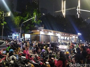 Malam Puncak HUT DKI Jakarnaval Selesai, Lalin Sekitar Monas Macet