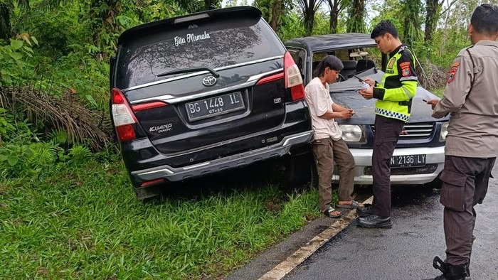 Lokasi dua mobil adu banteng di Bangka.