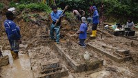 Areal perkuburan di TPU tersebut longsor akibat intensitas hujan tinggi sejak sepekan terakhir yang menyebabkan sekitar 30 makam tertimbun tanah dan rusak.