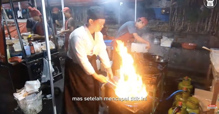 Mantan Chef Muda Ini Kini Jualan Kaki Lima, Raup Omzet Rp 15 Juta!