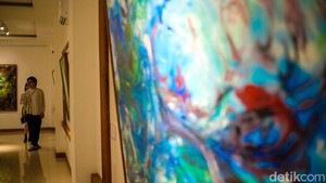 Afit Ruseno menggelar pameran tunggal bertema Menjemput Garis Tangan di AMUYA Gallery, Jakarta Pusat, Sabtu (22/6/2024).