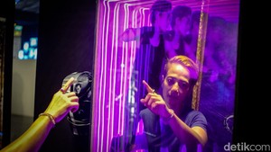 Pengunjung juga dapat melukis lampu wall-lamp indirect lighting, yaitu alat penerangan yang tidak hanya berfungsi membantu para visual artist untuk memajang karyanya.