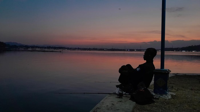 Menikmati senja di Rowo Jombor, Desa Krakitan, Kecamatan Bayat.