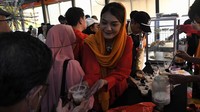 Masyarakat menikmati atraksi tarian topeng Betawi yang memukau serta menikmati jajanan khas seperti kerak telor, es selendang mayang, kue rangi, dan kue ape secara gratis.