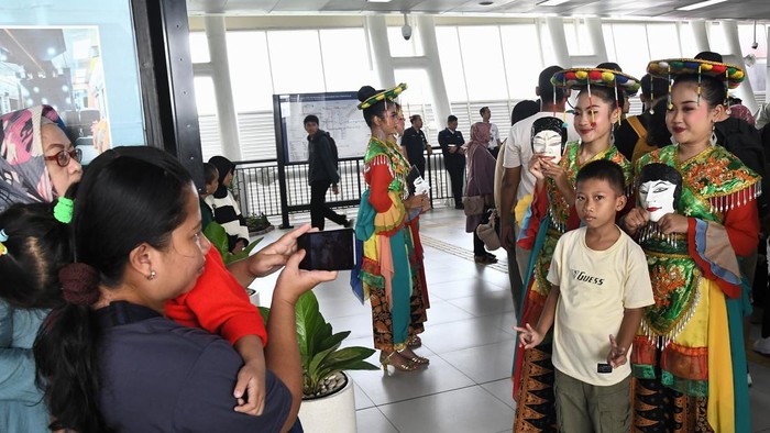 Meriahnya Hajatan HUT Jakarta di Stasiun LRT Jabodebek Meriahnya Hajatan HUT Jakarta di Stasiun LRT Jabodebek