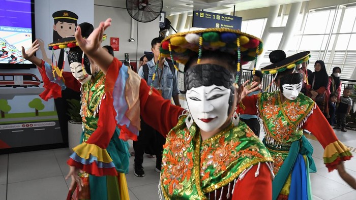 Meriahnya Hajatan HUT Jakarta di Stasiun LRT Jabodebek Meriahnya Hajatan HUT Jakarta di Stasiun LRT Jabodebek