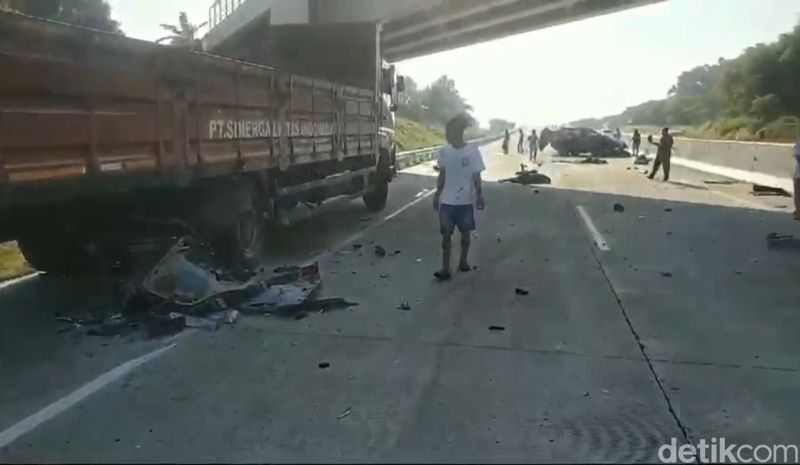 Mobil menabrak truk mogok di tepi jalan tol Semarang-Batang KM 405, Desa Magelung, Kecamatan Kaliwungu Selatan, Kabupaten Kendal, Sabtu (22/06/2024) pagi.  Empat orang tewas di lokasi.
