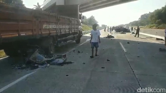 Mobil menabrak truk mogok di tepi jalan tol Semarang-Batang KM 405, Desa Magelung, Kecamatan Kaliwungu Selatan, Kabupaten Kendal, Sabtu (22/06/2024) pagi.  Empat orang tewas di lokasi.
