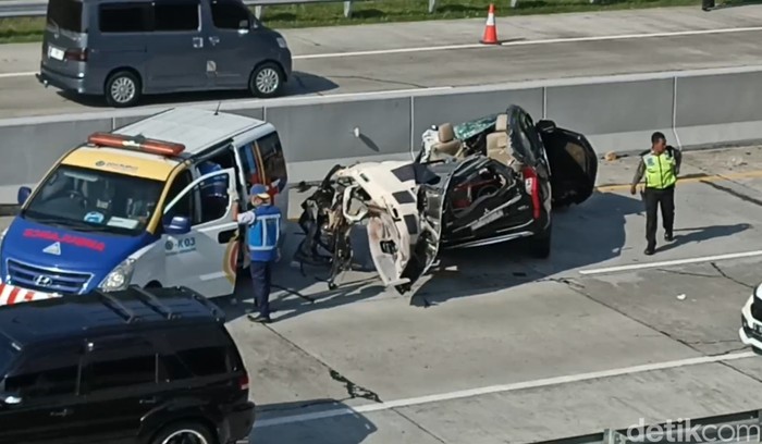 Mobil menabrak truk mogok di tepi jalan tol Semarang-Batang KM 405, Desa Magelung, Kecamatan Kaliwungu Selatan, Kabupaten Kendal, Sabtu (22/06/2024) pagi.  Empat orang tewas di lokasi.