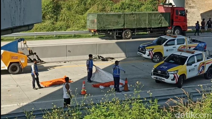Mobil menabrak truk mogok di tepi jalan tol Semarang-Batang KM 405, Desa Magelung, Kecamatan Kaliwungu Selatan, Kabupaten Kendal, Sabtu (22/06/2024) pagi.  Empat orang tewas di lokasi.