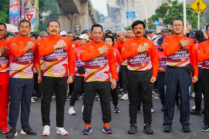 Momen Kapolri-Jaksa Agung-Menkopolhukam di Bhayangkara Fun Walk 2024 (Dok Pribadi/Istimewa) Momen Kapolri-Jaksa Agung-Menkopolhukam di Bhayangkara Fun Walk 2024 (Dok Pribadi/Istimewa)