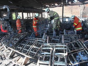 Foto-foto Terkini Kebakaran Bengkel Bus Damri Surabaya