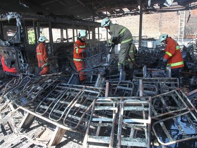 Foto-foto Terkini Kebakaran Bengkel Bus Damri Surabaya