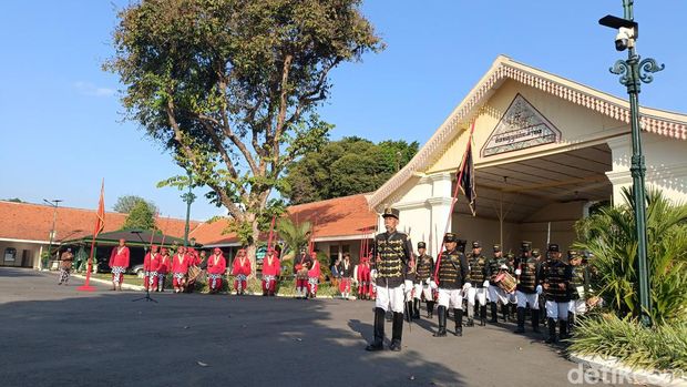 Prosesi Ganti Dwaja di halaman Pura Kadipaten Pakualaman, Sabtu (22/6/2024).