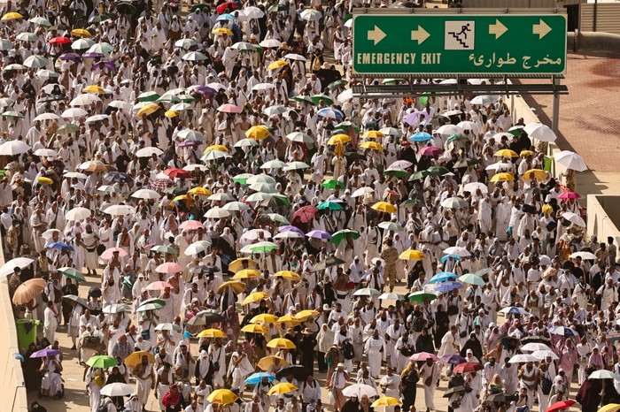 Muslim pilgrim arrive to perform the symbolic stoning of the devil ritual during the annual hajj pilgrimage in Mina on June 16, 2024. Friends and family searched for missing hajj pilgrims on June 19 as the death toll at the annual rituals, which were carried out in scorching heat, surged past 900. (Photo by Fadel SENNA / AFP)
