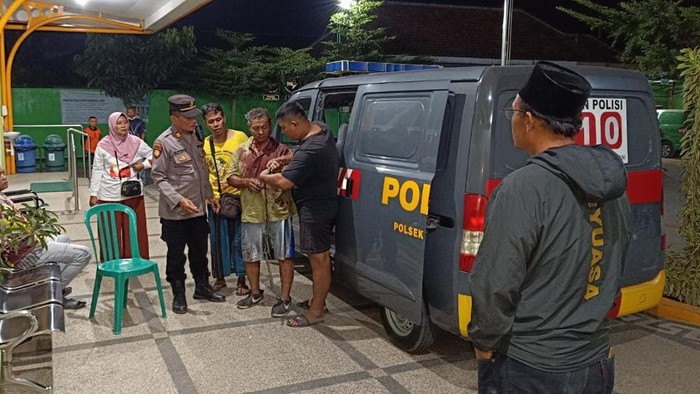 Pelaku pembacokan PNS di Tulungagung saat diamankan polisi.